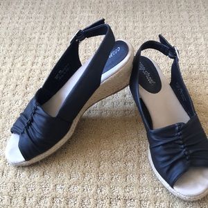 Easy street wedge sandals in black & rattan 9N